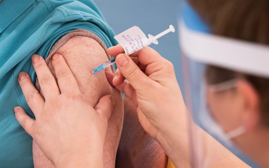Noruega tenta acalmar população após morte de 33 idosos que receberam vacina