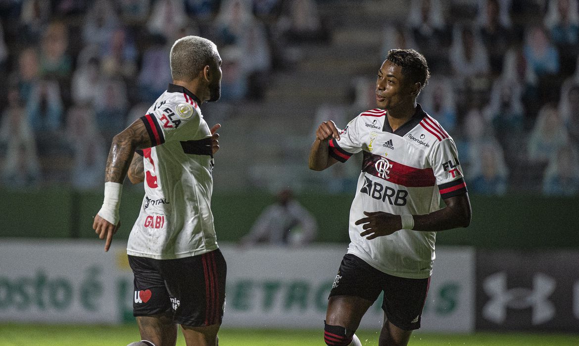 Após três jogos sem vitória, Flamengo vence Goiás e segue na briga pelo título