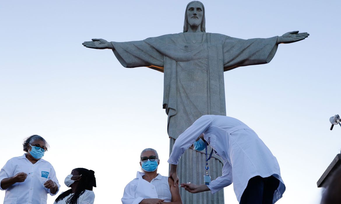 Rio dá início à vacinação contra a covid-19 aos pés do Cristo