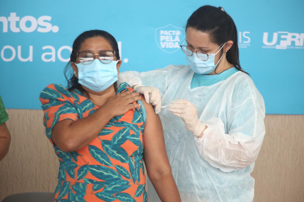 Primeira pessoa é vacinada contra a covid-19 no Rio Grande do Norte