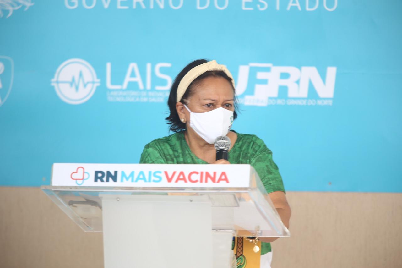 Em ato de vacinação, Fátima reclama de política “tumultuada” no País