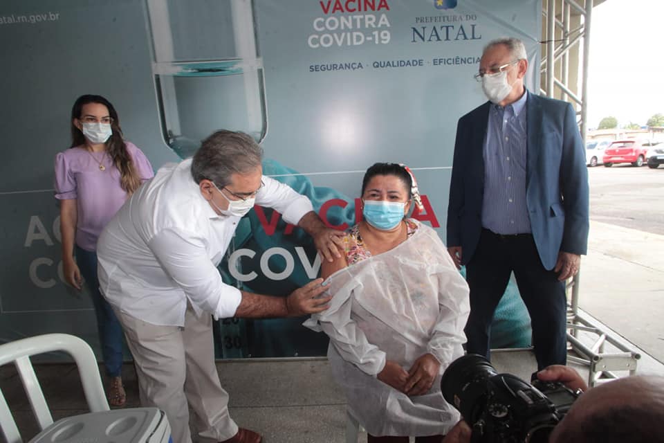 Prefeito aplica primeira vacina da campanha contra covid em Natal