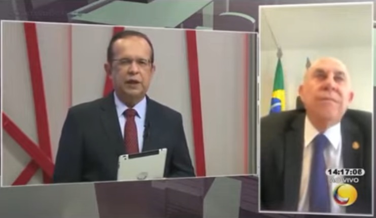 VÍDEO: Senador faz gesto obsceno para a câmera durante entrevista