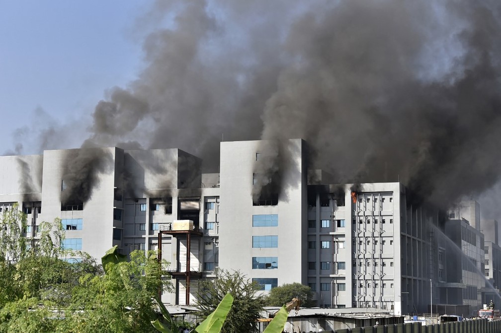 Incêndio atinge instituto que faz vacina de Oxford; cinco pessoas morrem