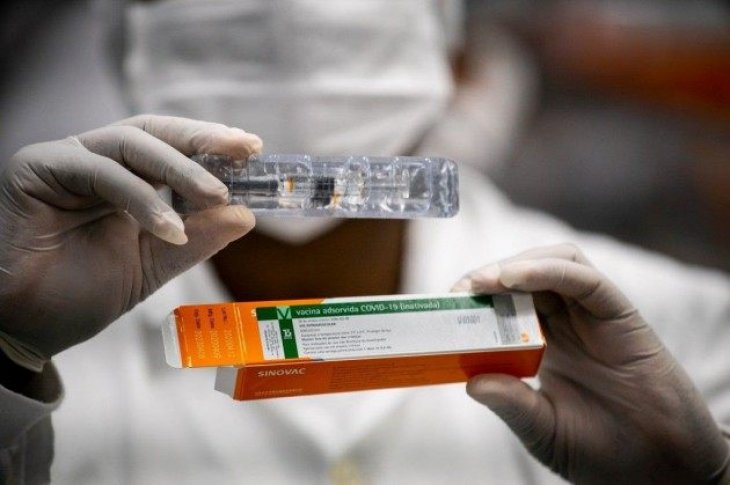 Brasil pode ficar até 40 dias sem vacina; governo discute medidas