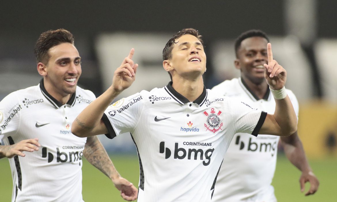 Corinthians passa fácil por Sport e sobe para oitava posição