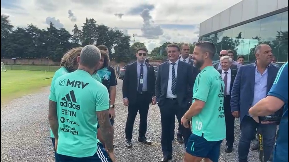 VÍDEO: Bolsonaro visita treino do Flamengo após vitória sobre Palmeiras