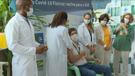 Fiocruz aplica as primeiras doses da vacina de Oxford vinda da Índia
