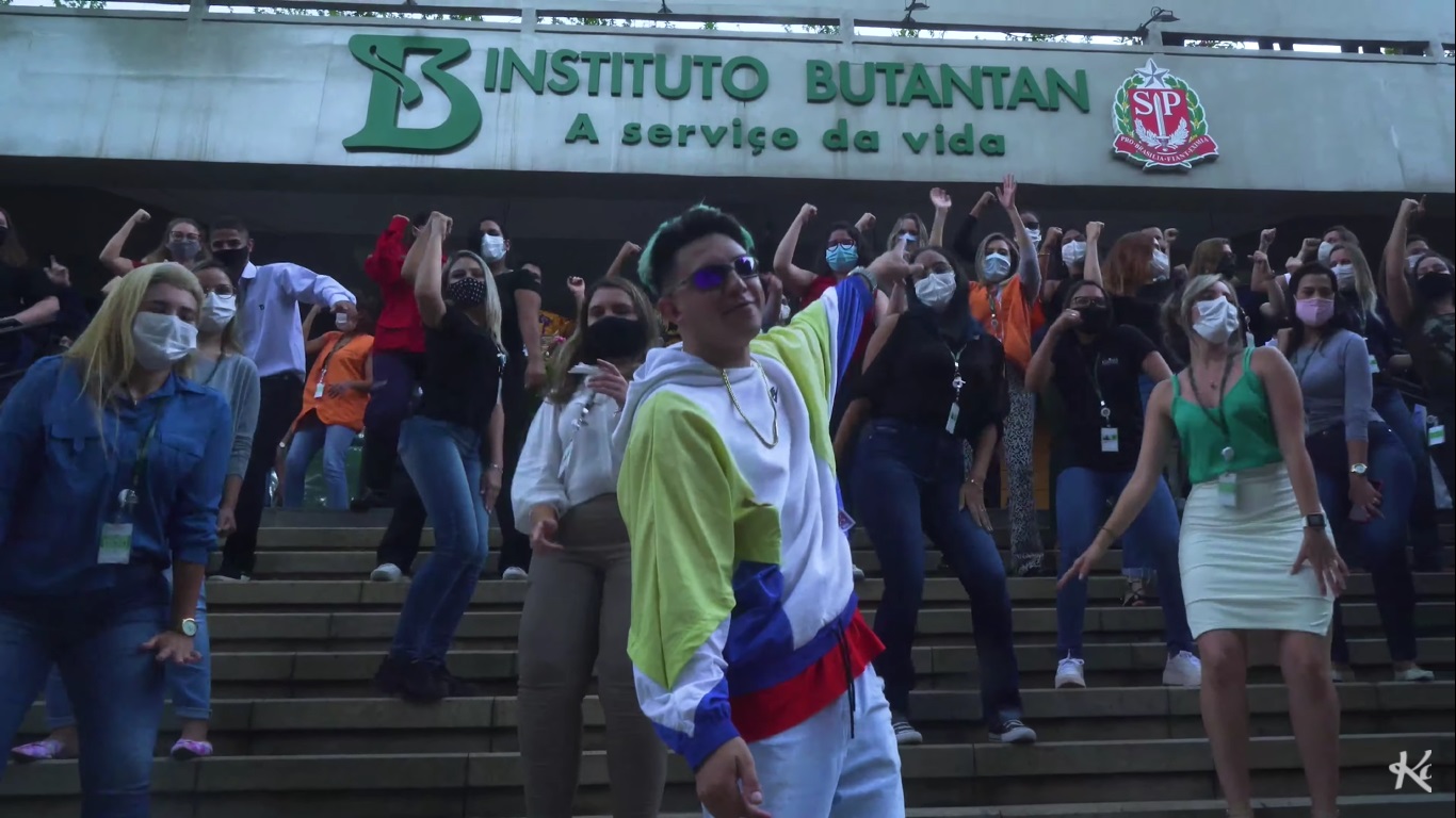 VÍDEO: MC Fioti lança clipe com remix de 'Bum Bum Tam Tam' gravado no Butantan