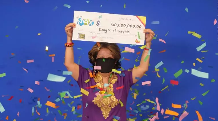 Após ganhar US$ 60 milhões na loteria, mulher diz que marido sonhou com números