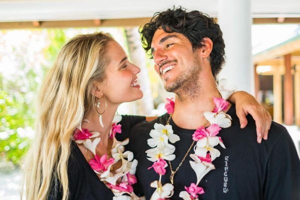 Brasileiro campeão mundial de surfe e modelo se casam no Havaí, diz colunista