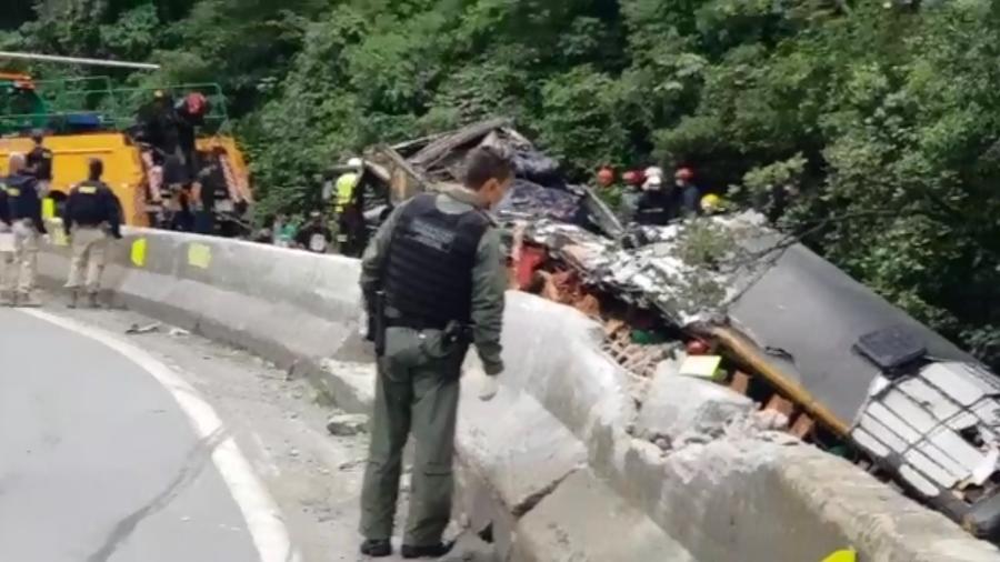 Ônibus com 54 pessoas tomba e deixa mais de 20 mortos
