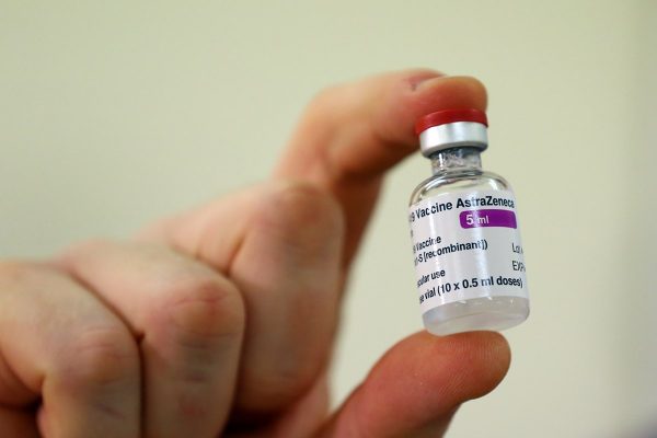 Fiocruz diz ter sinalização de data para receber insumo da vacina de Oxford