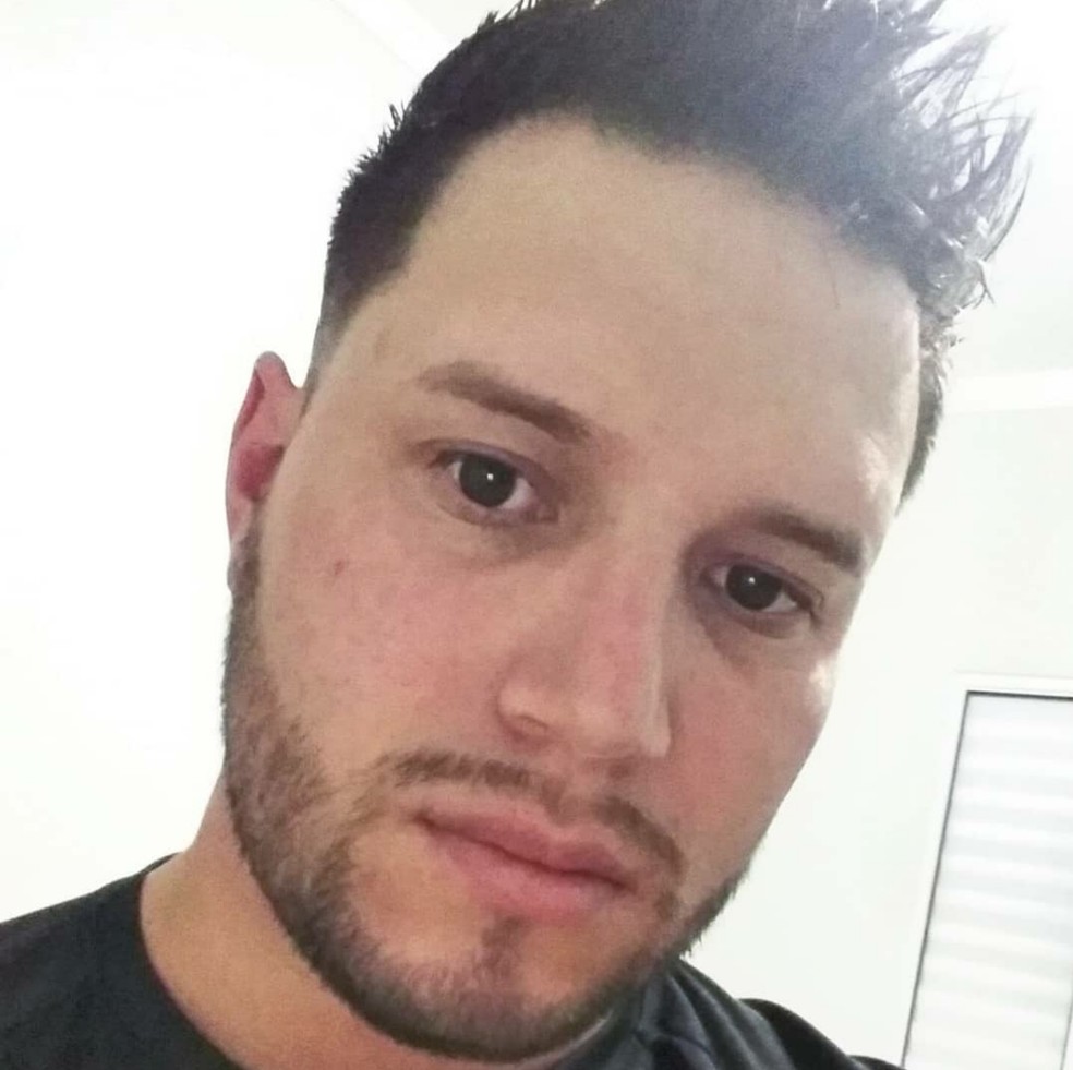 Jovem morre após ser espancado com pedra e madeira por vizinhos de condomínio