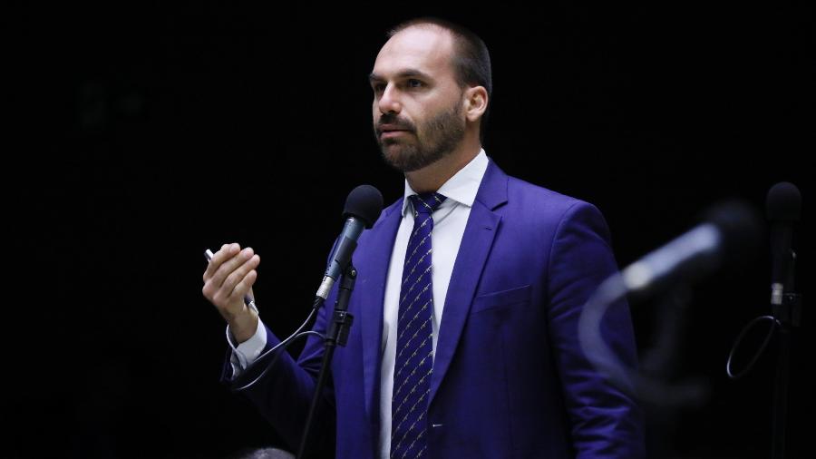 Filho de Bolsonaro defende compra de leite condensado para militares