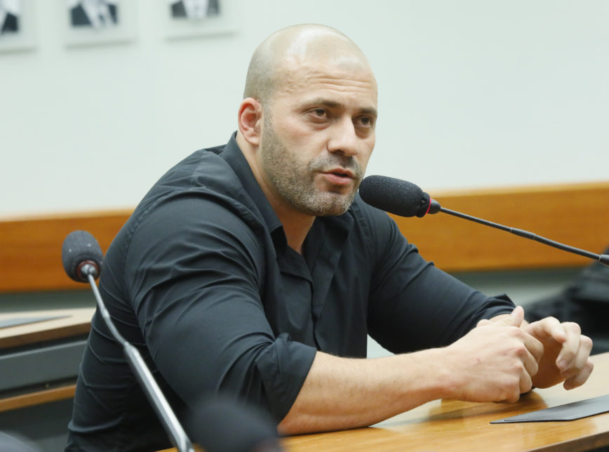 Deputado se recusa a usar máscara em voo e companhia aérea aciona PF