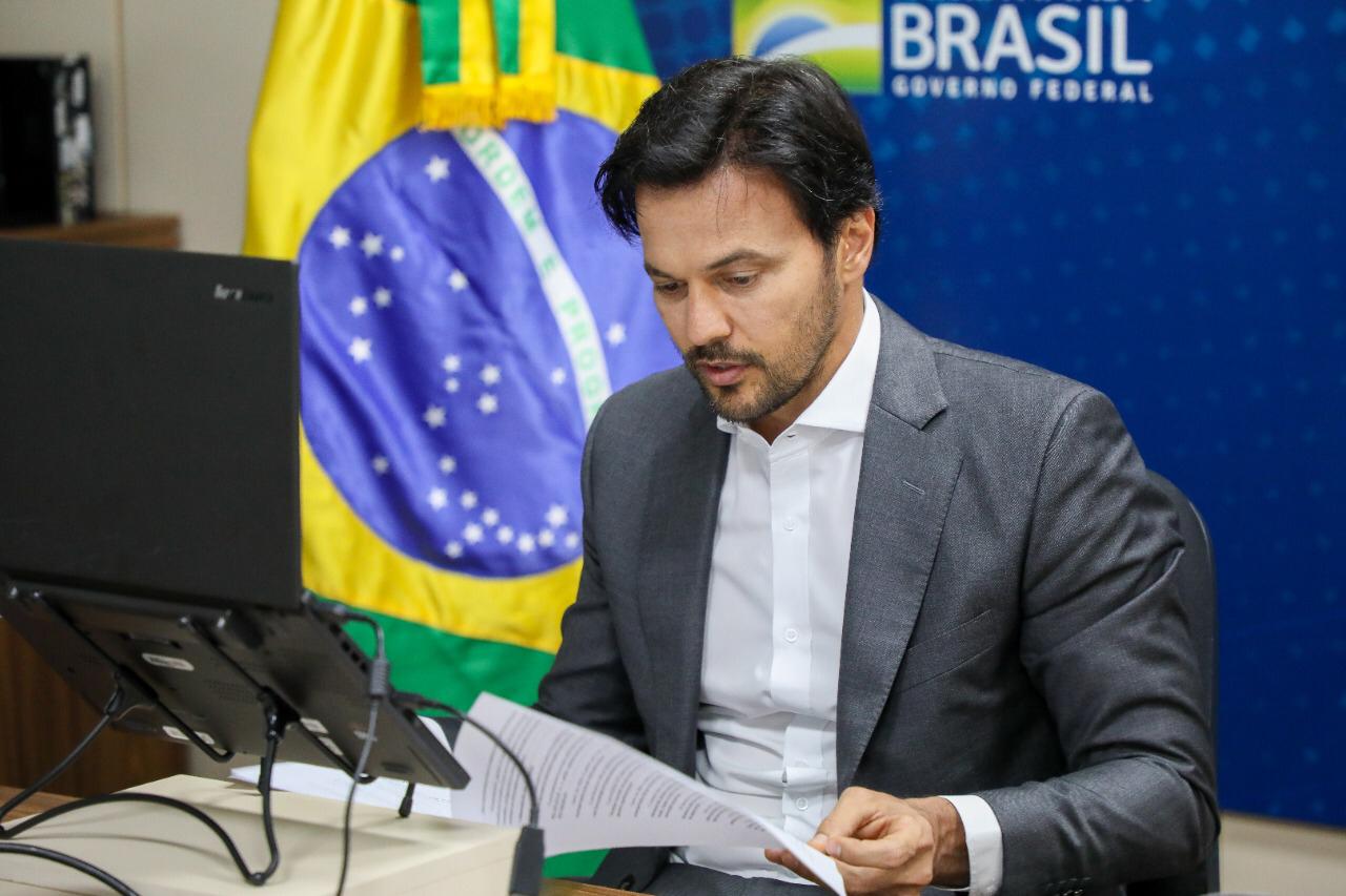 Fábio Faria anuncia expansão da internet fibra ótica para 99% do país até 2024