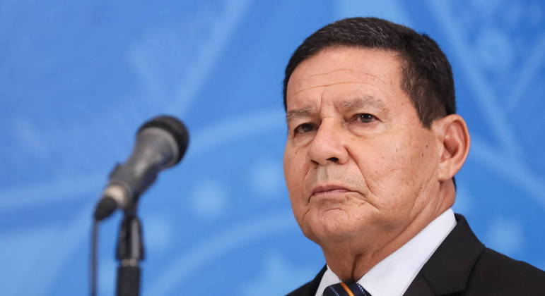 Mourão resolve exonerar assessor que procurou deputados em seu nome