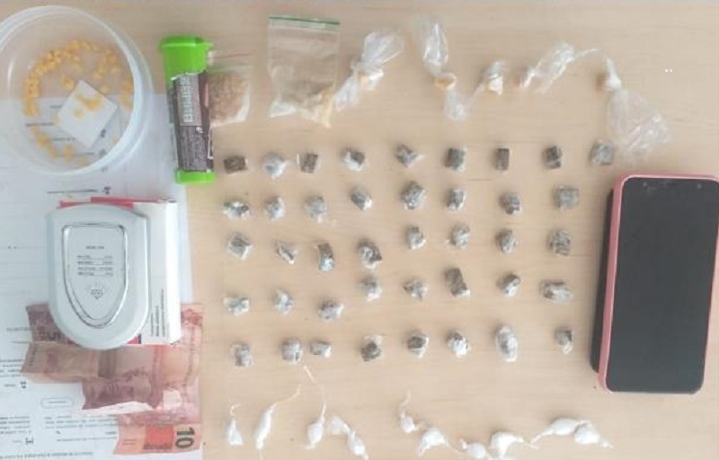 Quatro suspeitos de tráfico são presos com dezenas de porções de drogas em Natal