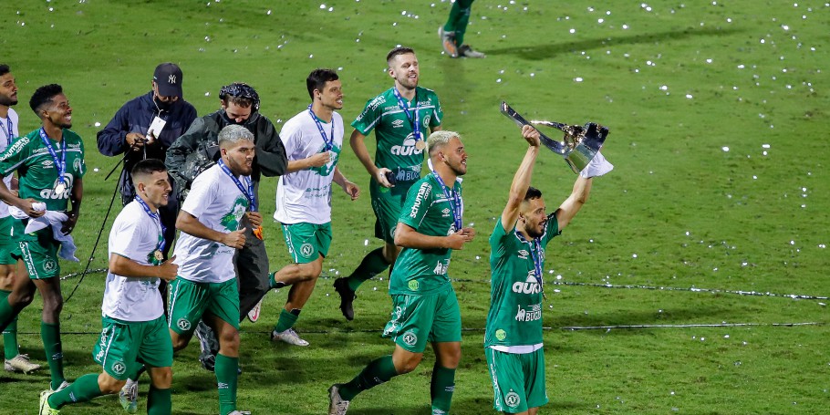 Chapecoense vence o Confiança e conquista o título da Série B com gol no fim