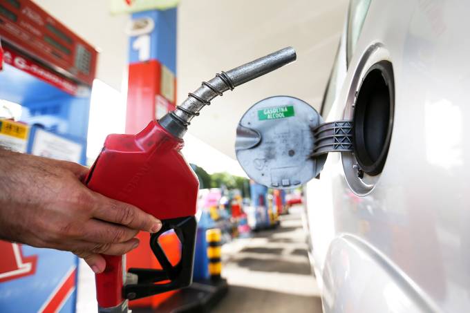 Após denúncias de preços abusivos, Procon Natal notifica postos de combustíveis