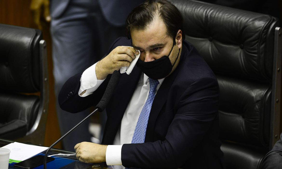 Emocionado, Rodrigo Maia chora ao se despedir da presidência da Câmara