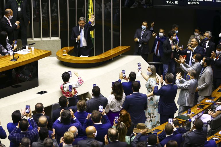 No 1º ato como presidente, Lira anula votação para cargos da mesa da Câmara