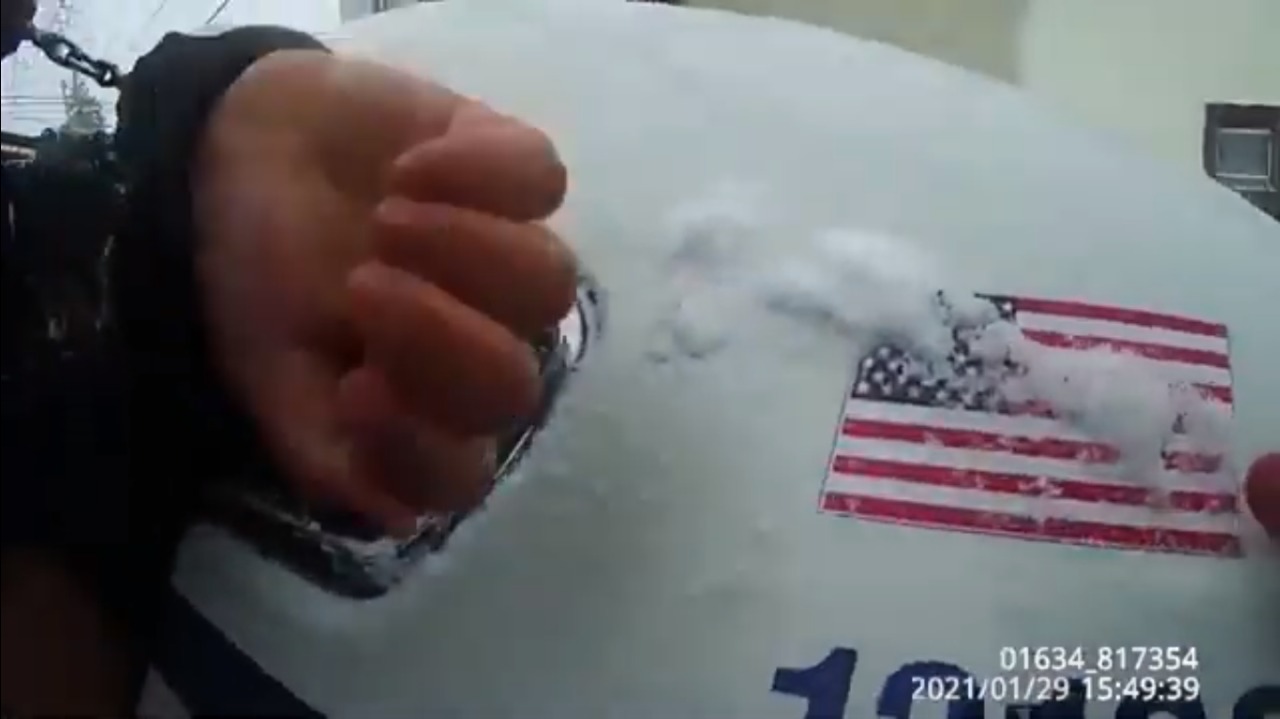VÍDEO: Policiais algemam e jogam spray de pimenta em menina de 9 anos