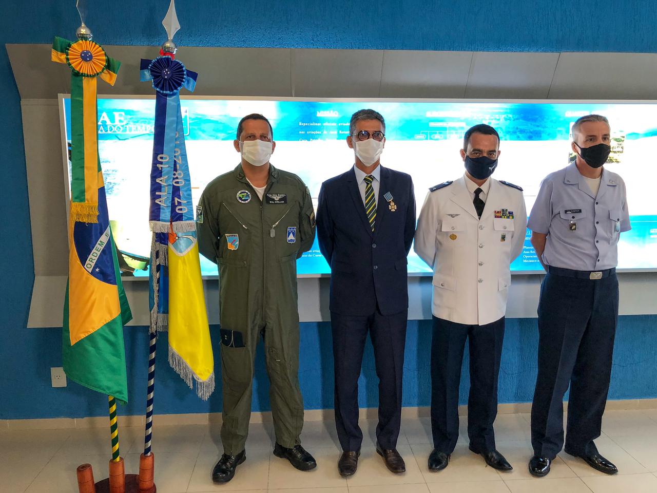 Coronel Azevedo é homenageado com maior honraria da Força Aérea Brasileira