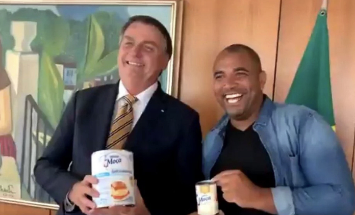 VÍDEO: Bolsonaro recebe leite condensado de presente e ‘tira sarro’ da Globo
