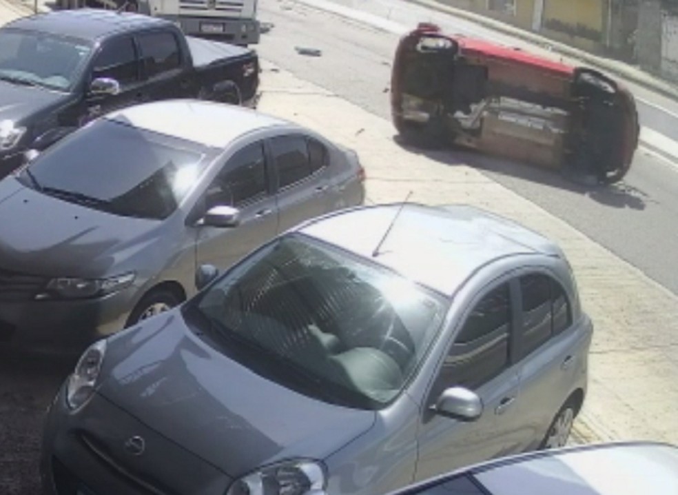 Carro capota várias vezes após pneu estourar por buraco no asfalto em Natal