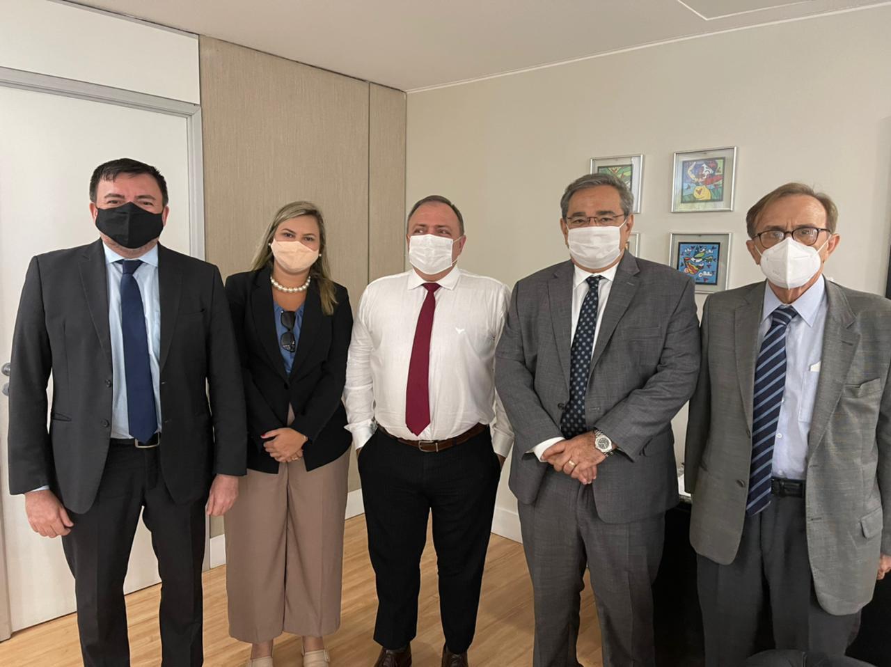 Em audiência com ministro, Álvaro Dias confirma novo lote de vacinas para Natal