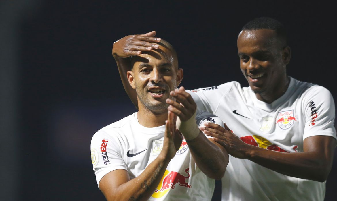 Bragantino vence Atlético-GO e sobe na tabela do Brasileiro