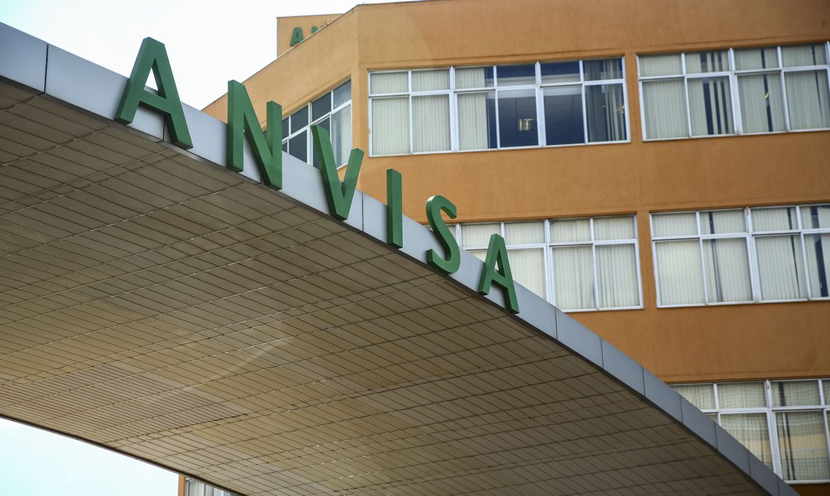 Anvisa retira obrigação de testes no Brasil para autorização de vacina