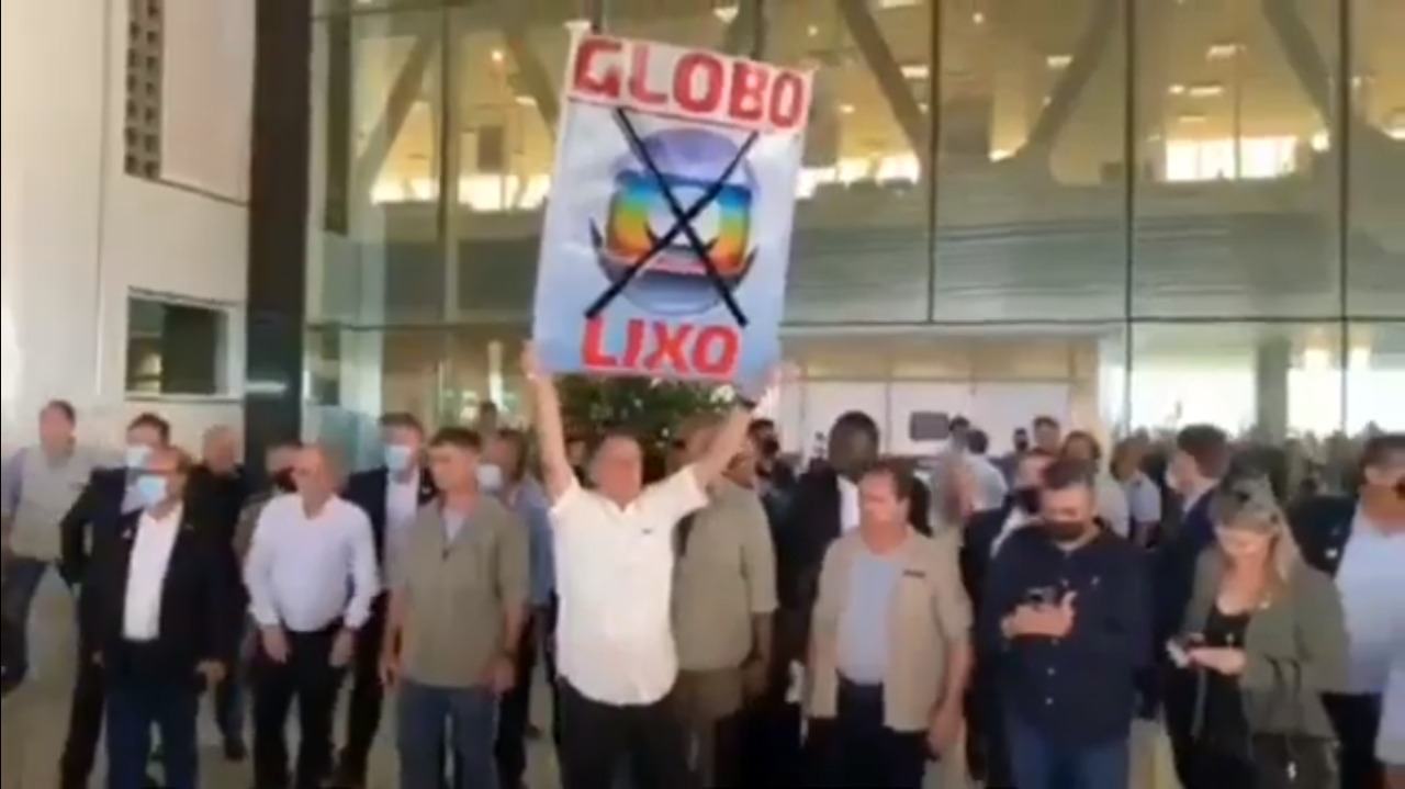 VÍDEO: Bolsonaro é ovacionado por apoiadores e ergue cartaz com ‘Globo Lixo’
