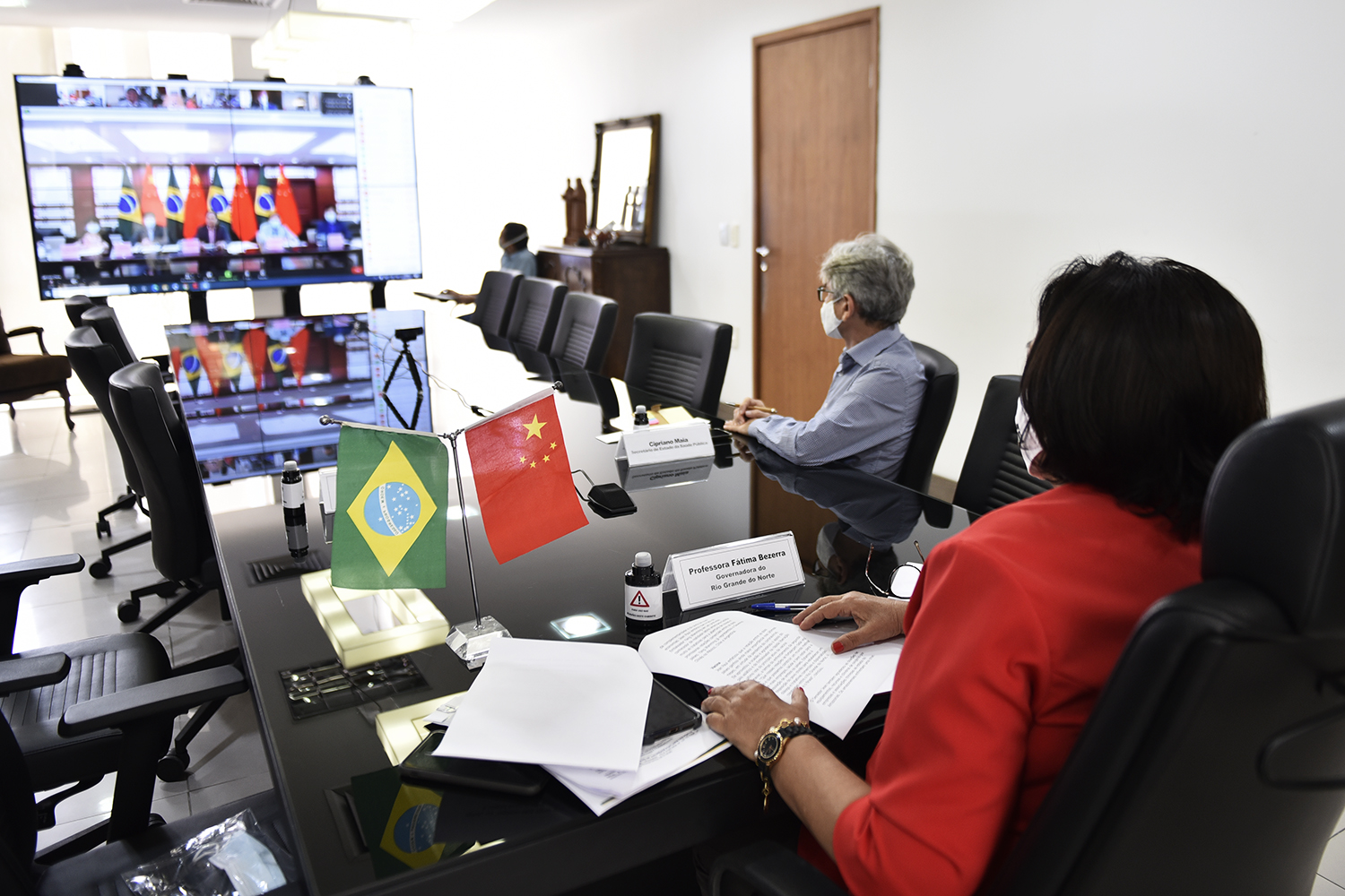 China diz a Fátima e governadores que compra da Coronavac é apenas com Doria