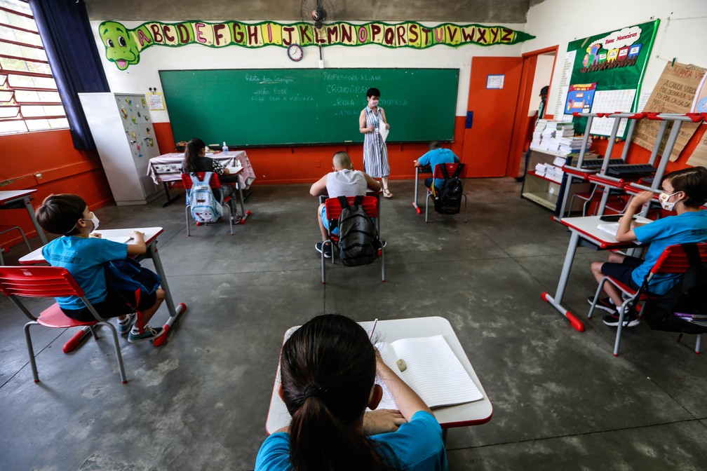 Escolas estaduais voltam às aulas presenciais nesta segunda-feira em SP