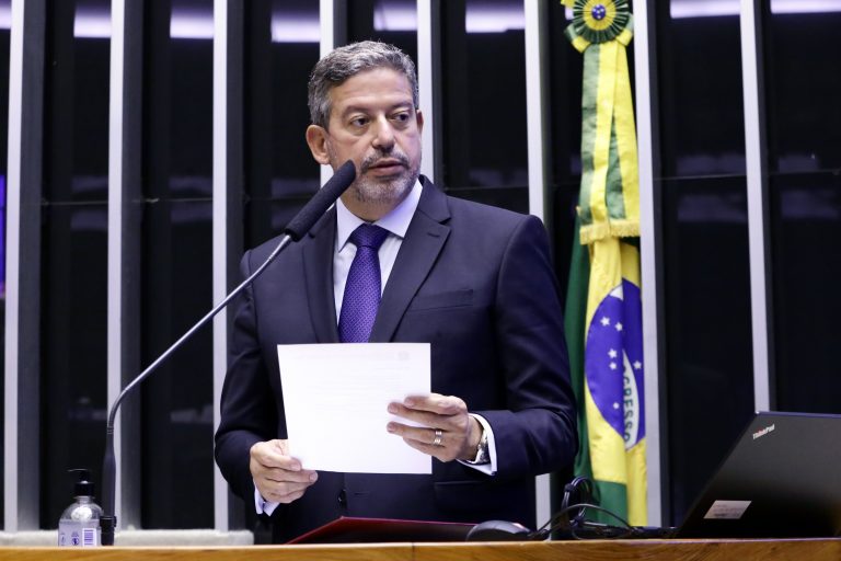 Lira diz que enviará reforma administrativa à CCJ nesta terça-feira