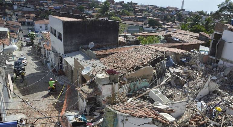 Explosão em Mãe Luiza: Itep faz perícia em botijões de gás achados em escombros