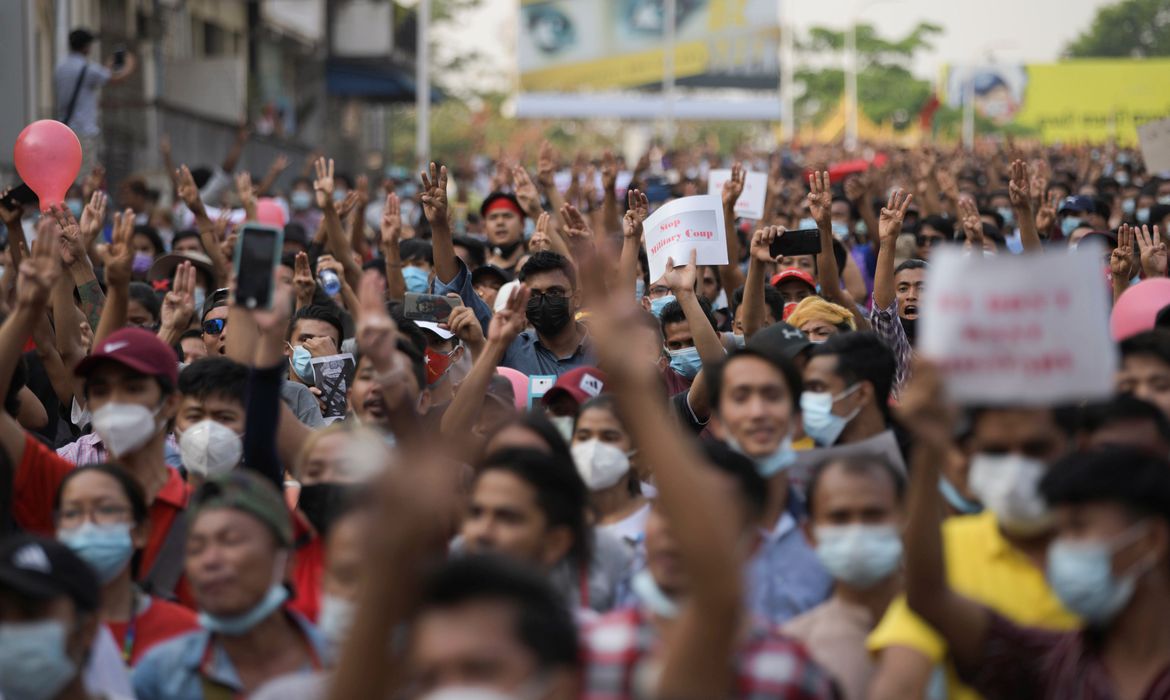 Myanmar: autoridades tentam conter protestos com balas de borracha