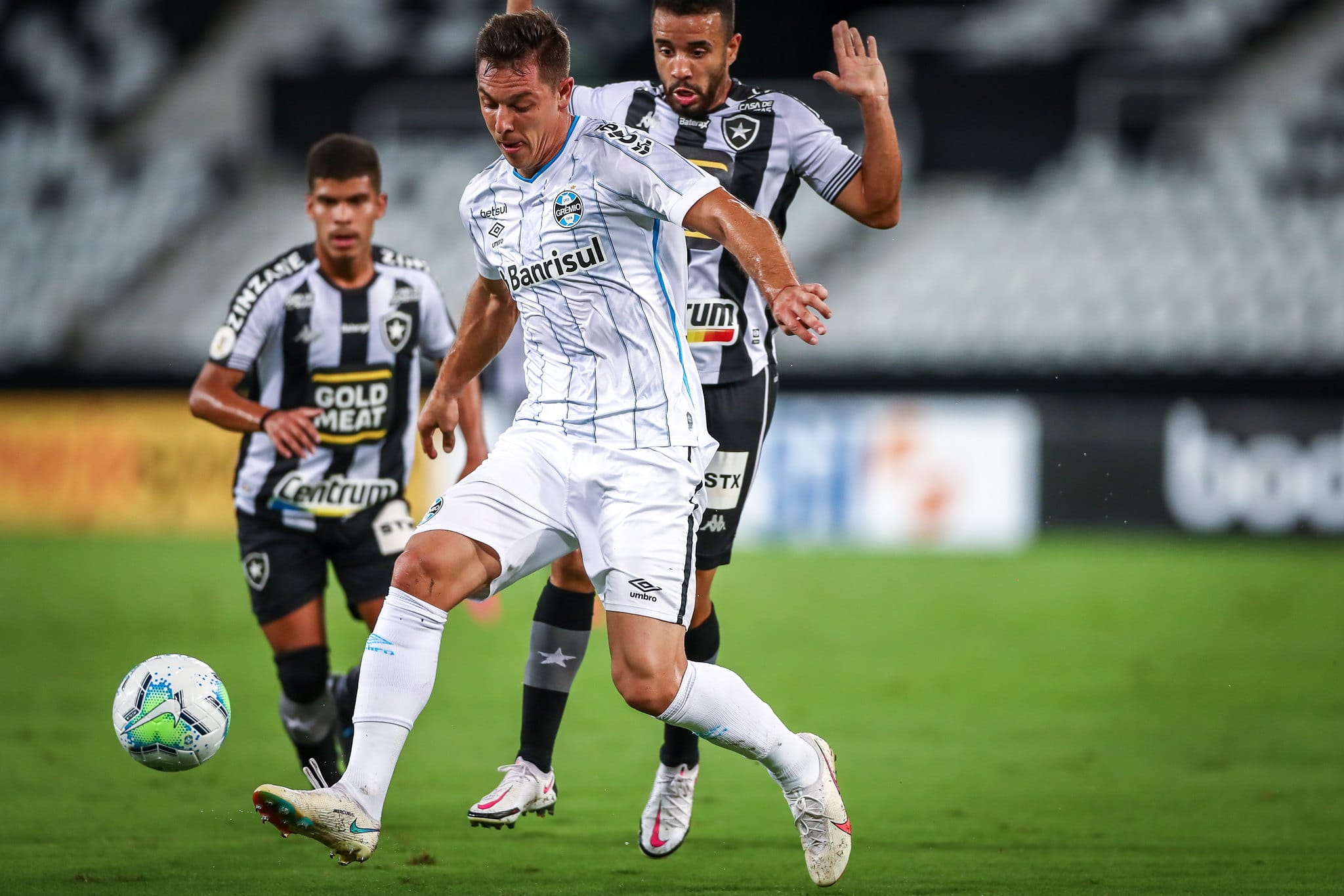 Grêmio vence Botafogo e continua na briga por vaga para Libertadores