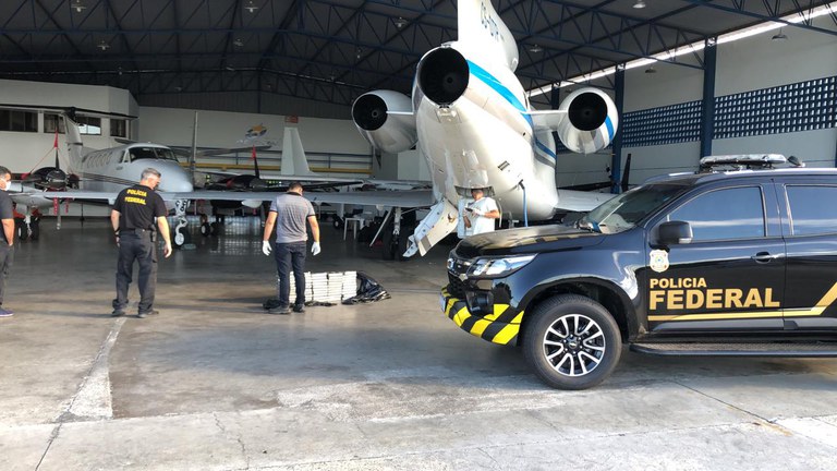 Após piloto relatar pane, PF acha 500 kg de cocaína em avião que ia para Europa