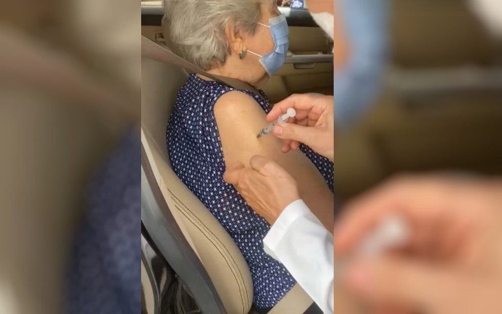 Brasil tem novo caso de enfermeira que injeta agulha sem aplicar vacina em idosa