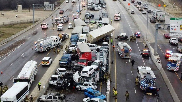VÍDEO: Engavetamento com mais de 70 veículos deixa mortos nos Estados Unidos