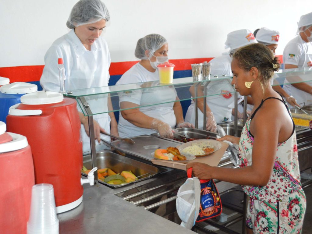 Após denúncias, governo diz economizar R$ 2,2 mi em contratos de restaurante