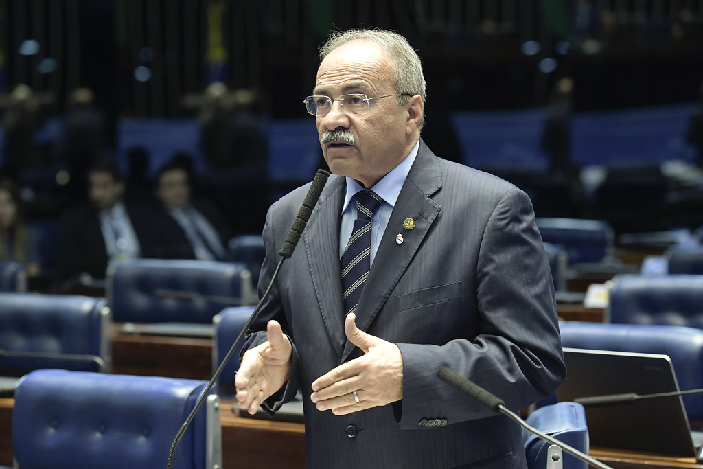 Senador flagrado pela PF com dinheiro nas nádegas prepara retorno ao Congresso