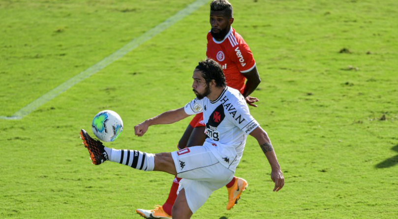 Internacional vence o Vasco e se mantém no topo do Brasileirão