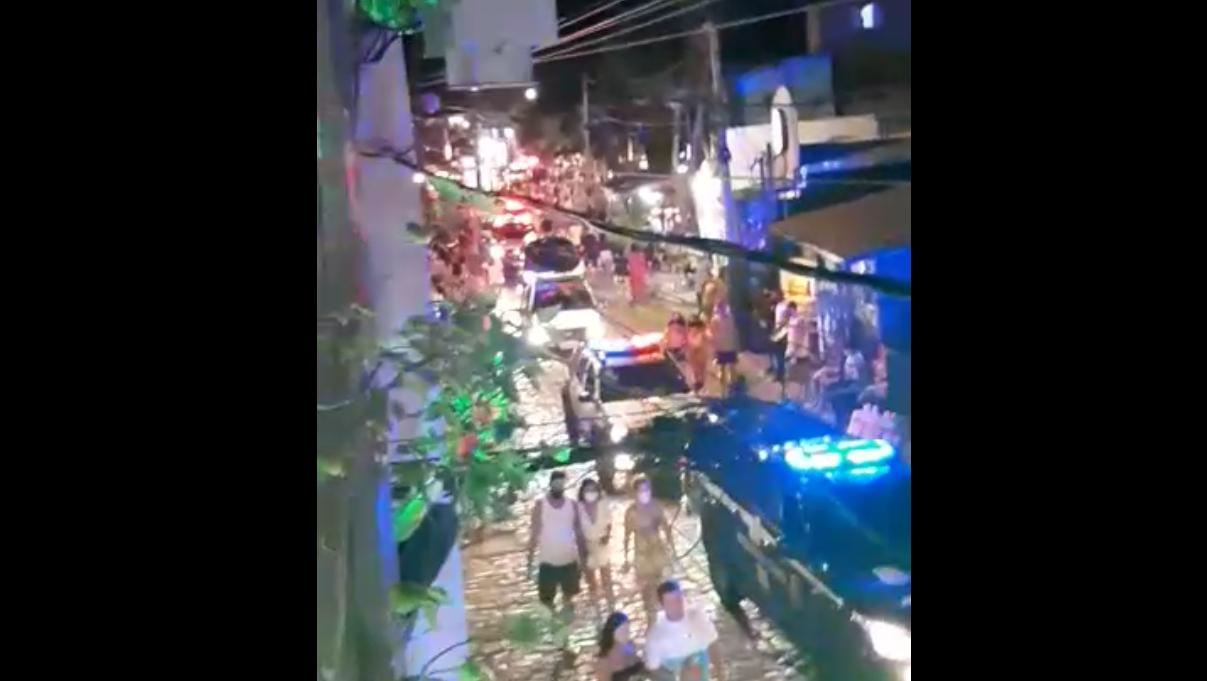 VÍDEO: Policiais ocupam rua principal de Pipa contra aglomerações; assista