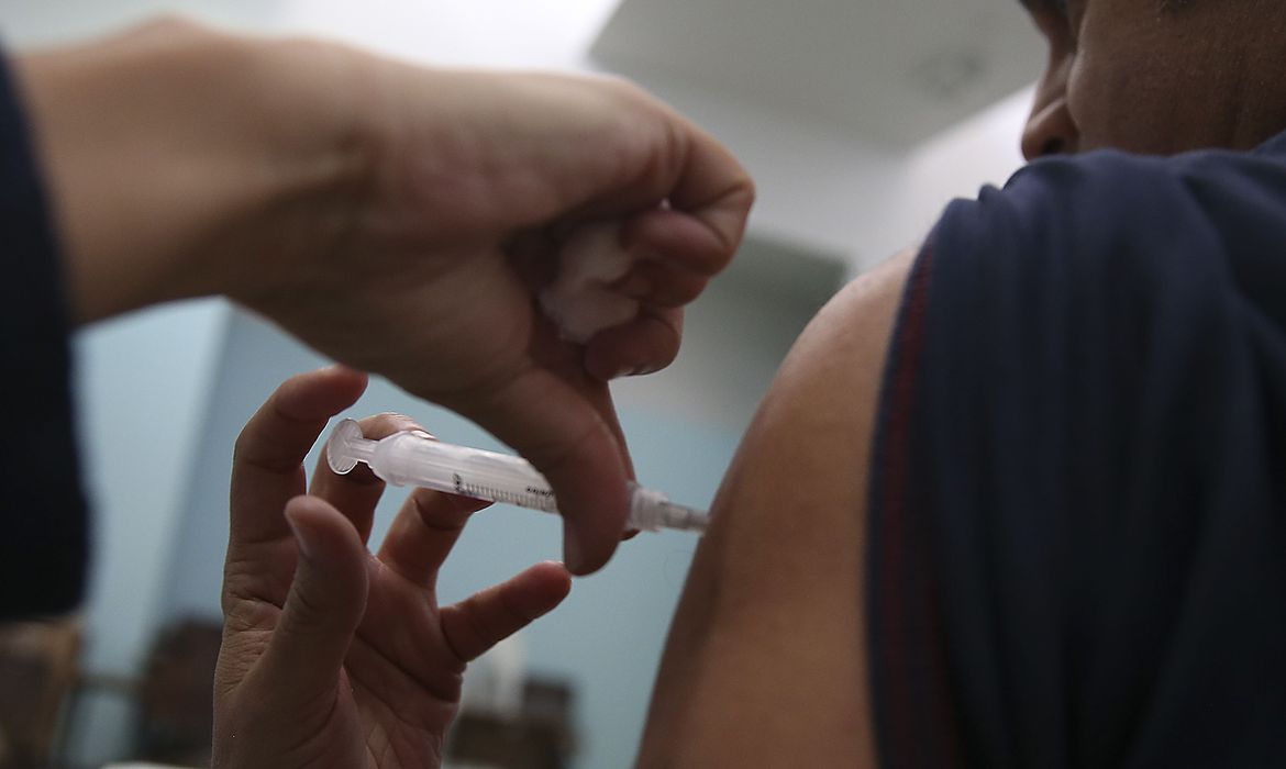 Três estados têm casos de falsa aplicação de vacina; médicos explicam cuidados