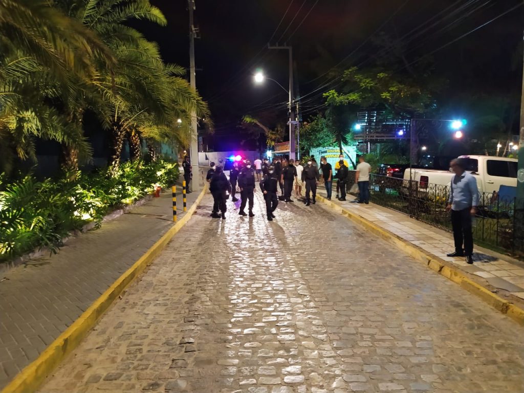 Após chegada da polícia, ruas de Pipa ficam vazias; veja fotos